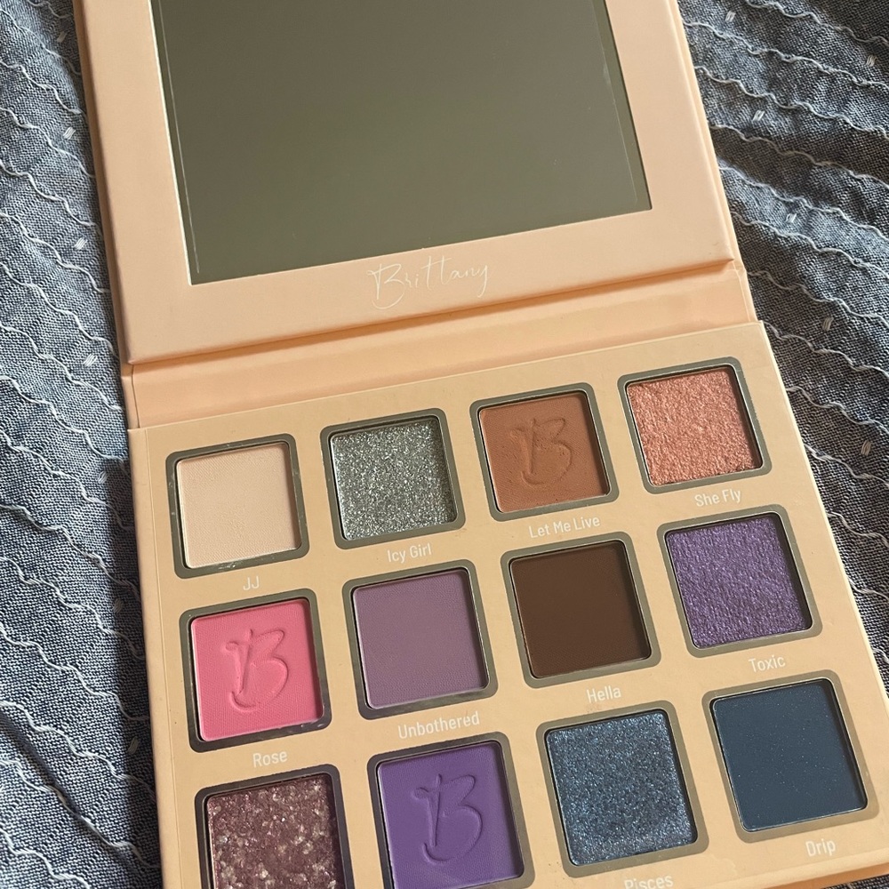 Murillo Twins x Beauty Creations Eye Shadow Palette
